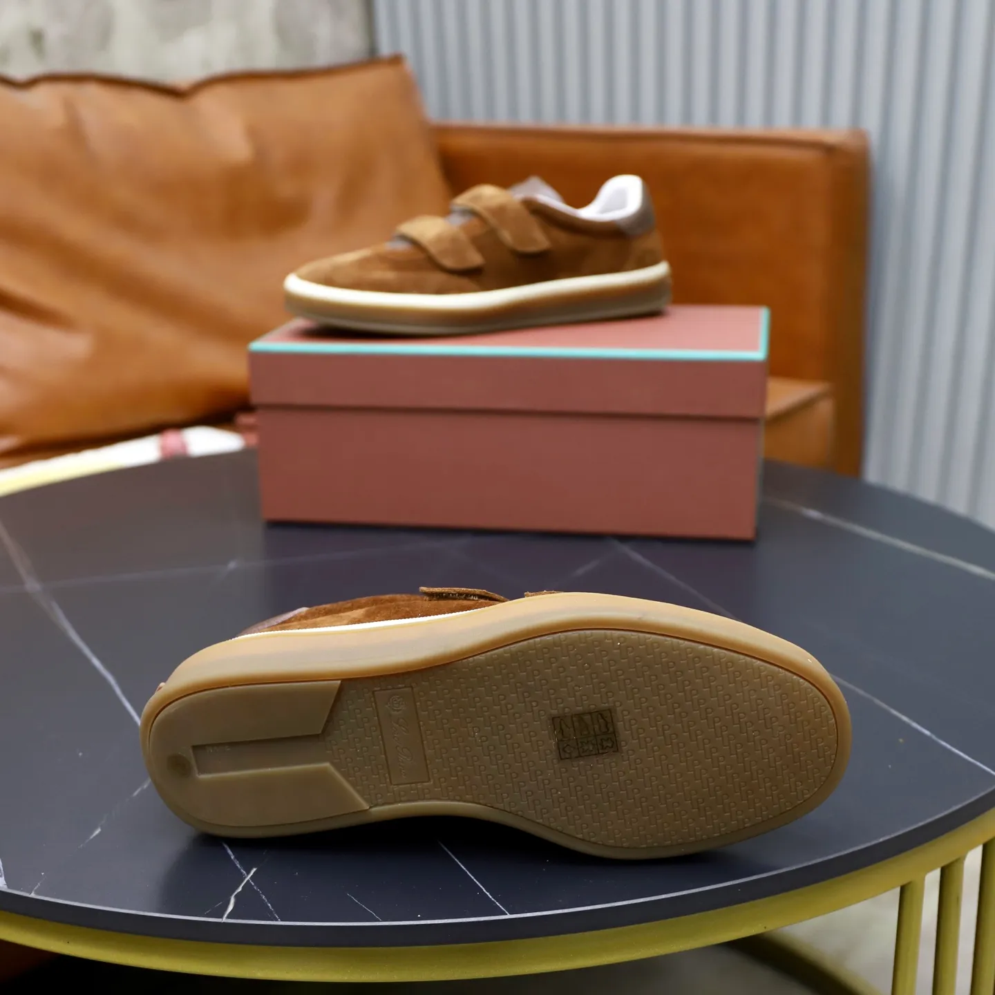 Ex-factory price: 560💰Loro Riana men’s moral training sneakers! Made from high-quality materials and designed in a low-cut silhouette, it offers an elegant and stylish look that's suitable for year-round wear. The unique double-layer sole aesthetic design, caramel cup-shaped outsole is decorated with off-white rubber trim, creating an attractive color combination. Pair with tailored pieces or jeans for a sophisticated yet casual look. The heel is decorated with soft cow leather tongue with Kummel color inserts and cotton laces with embossed LP logo. Upper: cow split suede stitching knitted fabric. Lining: original thickened soft sheepskin. Size: 38-39-40-41-42-43-44 (customized in 45.46)